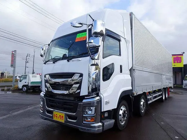 簡単解説】大型トラックの4軸低床とは？メリットやデメリットの