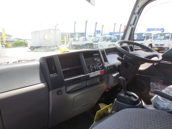 いすゞ エルフ TPG-NKR85AR(2WD)の写真15