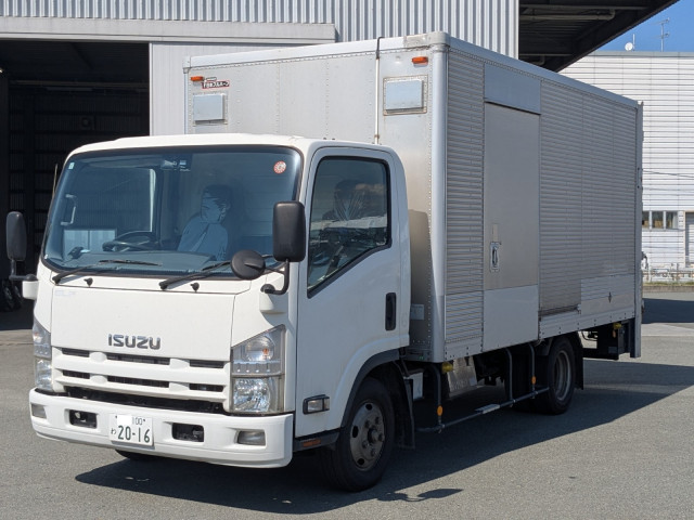 軽トラック 320km/hバイクの1200ccエンジンを移植！ 速すぎる「ボロ軽トラ」の本気