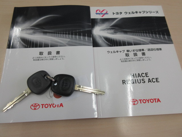 トヨタ ハイエース CBA-TRH214W(2WD)の写真5