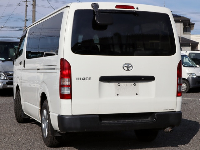 トヨタ ハイエースバン 3BF-TRH200V(2WD)の写真2