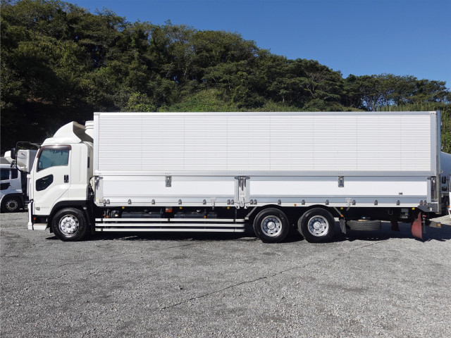 いすゞ ギガ 2KG-CYL77C(6x2)の写真9