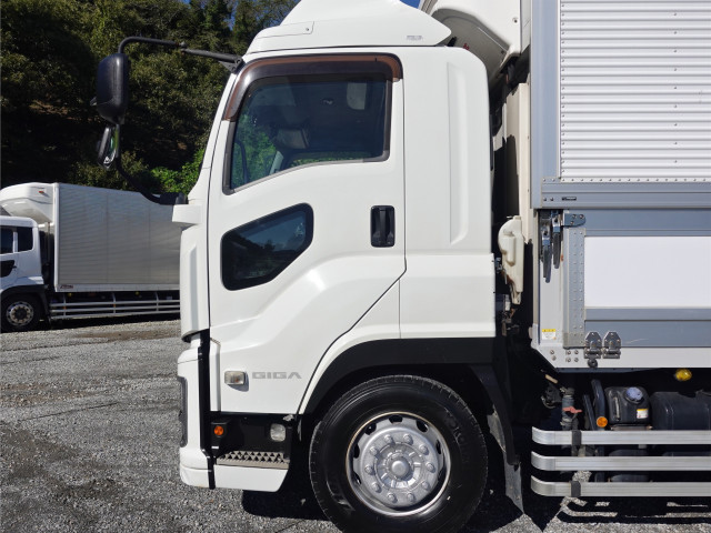 いすゞ ギガ 2KG-CYL77C(6x2)の写真10