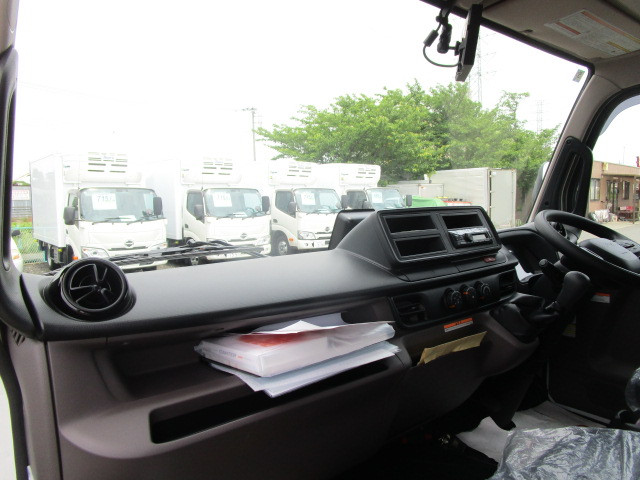 三菱 キャンター 2PG-FEB90(2WD)の写真24