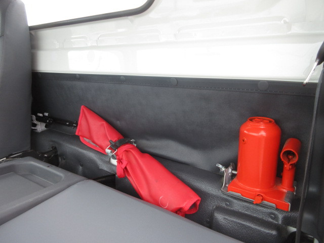 いすゞ エルフ 2RG-NJR88AD(2WD)の写真26