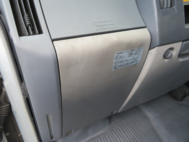 いすゞ エルフ BKG-NJR85A(2WD)の写真25