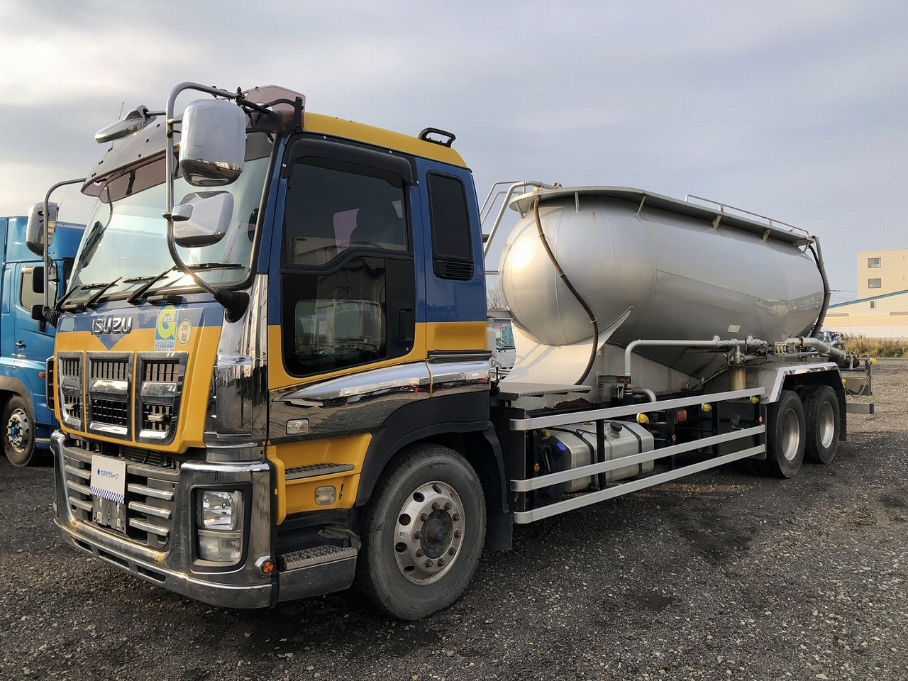 いすゞ ギガ QKG-CYY77A(6x4)の写真1