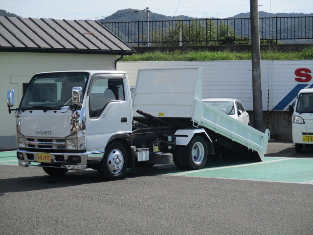 いすゞ エルフ BDG-NKR85AN(2WD)の写真1
