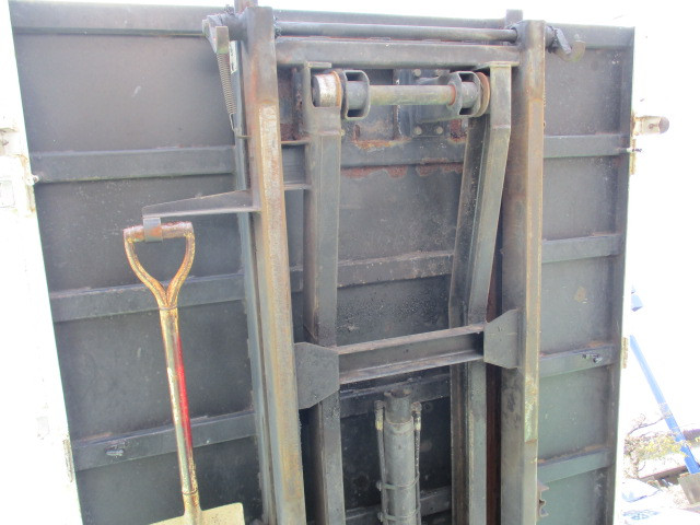 いすゞ エルフ BDG-NKR85AN(2WD)の写真8