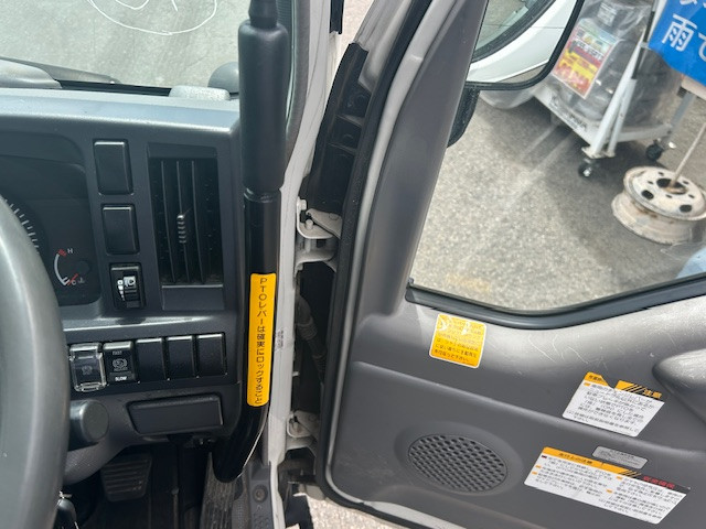 いすゞ エルフ BDG-NKS85AN(4WD)の写真16