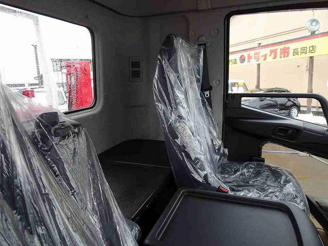 2人乗り　標準ベッド付　室内蛍光灯　フロア6MT　運転席肘掛け　AM/FM　アドブルー　ターボ　排気ブレーキ　室内蛍光灯|三菱 ファイター 2KG-FK62FZ(2WD)の写真11