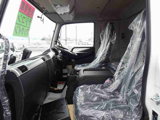 2人乗り　標準ベッド付　室内蛍光灯　フロア6MT　運転席肘掛け　AM/FM　アドブルー　ターボ　排気ブレーキ　室内蛍光灯|三菱 ファイター 2KG-FK62FZ(2WD)の写真13