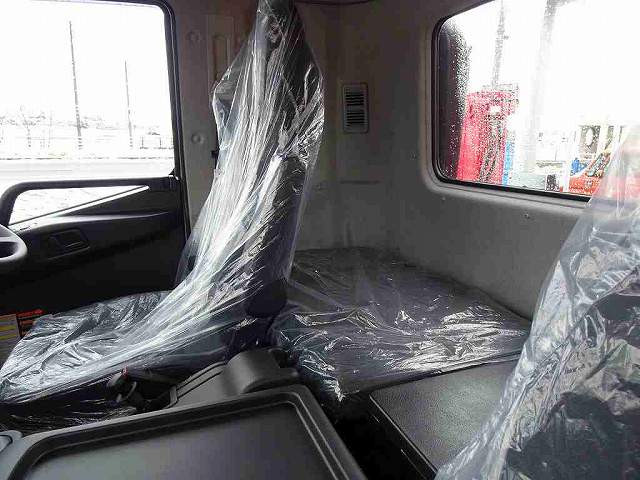 2人乗り　標準ベッド付　室内蛍光灯　フロア6MT　運転席肘掛け　AM/FM　アドブルー　ターボ　排気ブレーキ　室内蛍光灯|三菱 ファイター 2KG-FK62FZ(2WD)の写真14