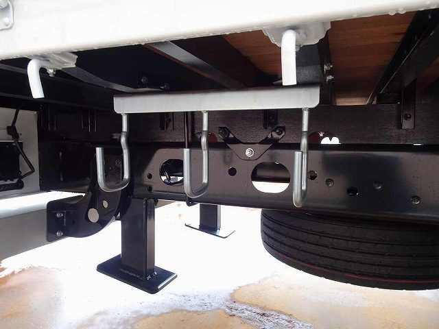 燃料タンク100L　右シャシリア3連タイヤチェーンフック|三菱 ファイター 2KG-FK62FZ(2WD)の写真49