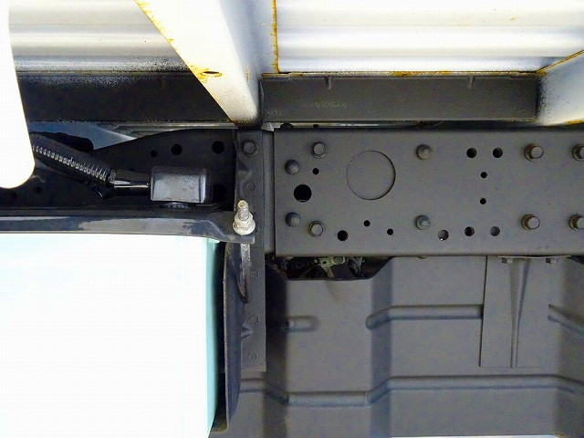 シャーシは 錆止め/マフラー塗装 仕上げに力を入れています。|マツダ ボンゴトラック ABF-SKP2L(4WD)の写真29