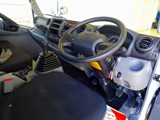 AC PS PW SRS ABS 集中ドアロック 左電格ミラー AM/FMラジオ ルームミラー式バックモニター ターボ 排気ブレーキ 坂道発進補助装置|日野 デュトロ 2KG-XZU720M(2WD)の写真5