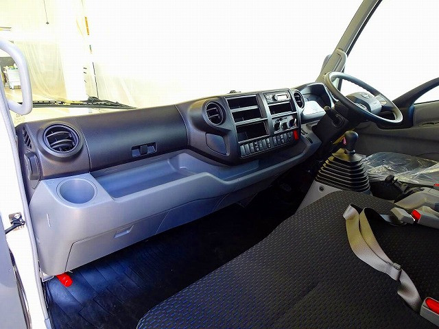AC PS PW SRS ABS 集中ドアロック 左電格ミラー AM/FMラジオ ルームミラー式バックモニター ターボ 排気ブレーキ 坂道発進補助装置|日野 デュトロ 2KG-XZU720M(2WD)の写真7
