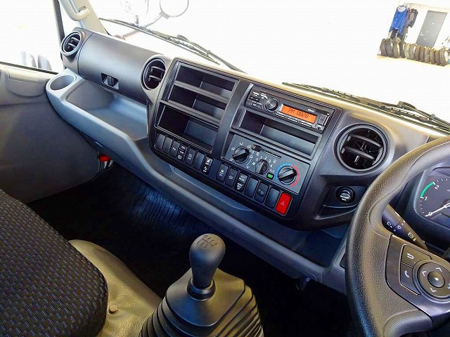 AC PS PW SRS ABS 集中ドアロック 左電格ミラー AM/FMラジオ ルームミラー式バックモニター ターボ 排気ブレーキ 坂道発進補助装置|日野 デュトロ 2KG-XZU720M(2WD)の写真9