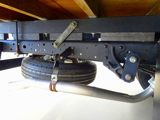 シャーシは 錆止め/マフラー塗装 仕上げに力を入れています。|いすゞ エルフ PB-NPR81AR(2WD)の写真39