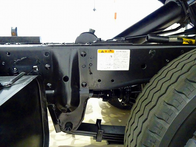 シャーシは 錆止め/マフラー塗装 仕上げに力を入れています。|いすゞ エルフ 2PG-NKS88AD(4WD)の写真36