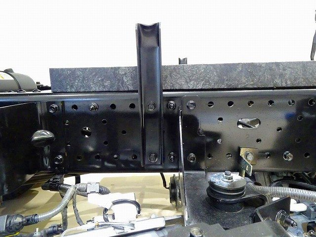 シャーシは 錆止め/マフラー塗装 仕上げに力を入れています。|いすゞ エルフ 2PG-NKS88AD(4WD)の写真40