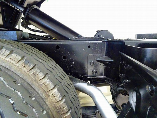 シャーシは 錆止め/マフラー塗装 仕上げに力を入れています。|いすゞ エルフ 2PG-NKS88AD(4WD)の写真41