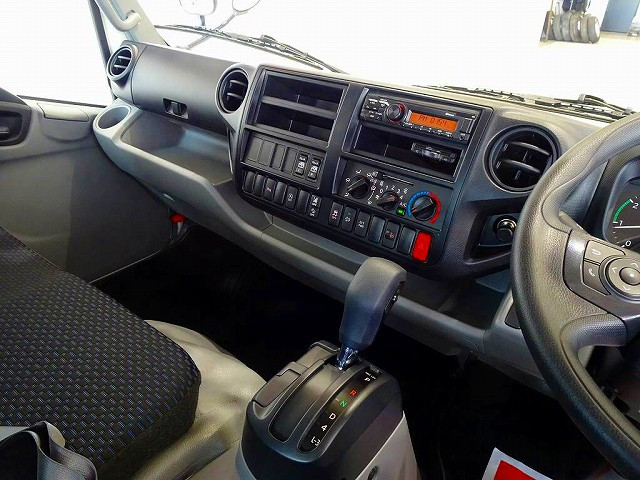 AC PS PW(フロント/リア) SRS ABS 集中ドアロック 左電格ミラー AM/FMラジオ ETC2.0 ルームミラー式バックモニター ドライブレコーダー フロアAT|日野 デュトロ 2KG-XZU722M(2WD)の写真9