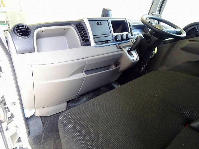 三菱 キャンター 2TG-FDA00(4WD)の写真7