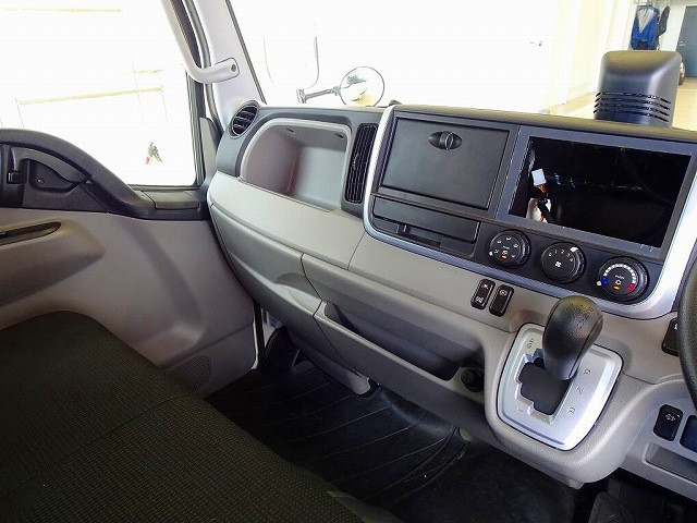 三菱 キャンター 2TG-FDA00(4WD)の写真9