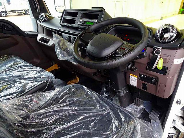 AC PS PW(フロントのみ) SRS ABS キーフリー 左電格ミラー 運転席肘掛け AM/FMラジオ バックモニター アドブルー ターボ 排気ブレーキ インパネ5MT|三菱 キャンター 2RG-FBA20(2WD)の写真5