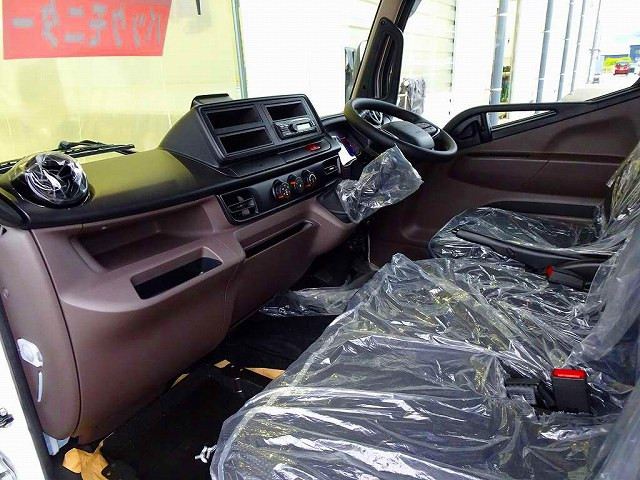 AC PS PW(フロントのみ) SRS ABS キーフリー 左電格ミラー 運転席肘掛け AM/FMラジオ バックモニター アドブルー ターボ 排気ブレーキ インパネ5MT|三菱 キャンター 2RG-FBA20(2WD)の写真7