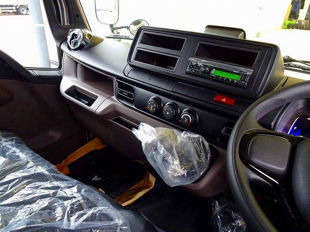 AC PS PW(フロントのみ) SRS ABS キーフリー 左電格ミラー 運転席肘掛け AM/FMラジオ バックモニター アドブルー ターボ 排気ブレーキ インパネ5MT|三菱 キャンター 2RG-FBA20(2WD)の写真9