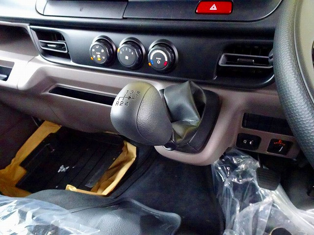 インパネ5MT|三菱 キャンター 2RG-FBA20(2WD)の写真15