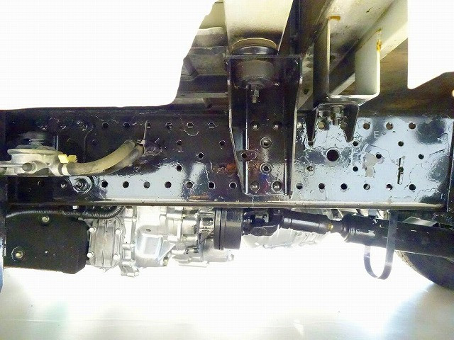 シャーシは 錆止め/マフラー塗装 仕上げに力を入れています。|いすゞ エルフ TRG-NHS85A(4WD)の写真35
