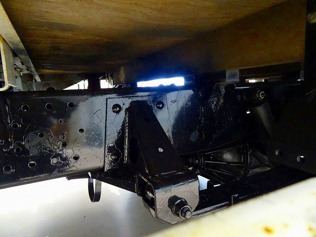 シャーシは 錆止め/マフラー塗装 仕上げに力を入れています。|いすゞ エルフ TRG-NHS85A(4WD)の写真36