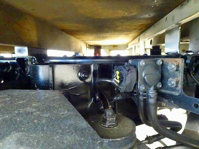 シャーシは 錆止め/マフラー塗装 仕上げに力を入れています。|いすゞ エルフ TRG-NHS85A(4WD)の写真41