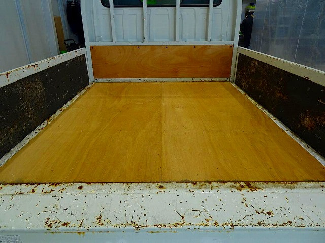 荷台内寸:206×161×38 三方開 床板張替え 垂直パワーゲート 600kg 新明和/RE06-1133 長:83cm/有効長:70cm 幅:158cm 左リア支柱PGスイッチ|いすゞ エルフ TRG-NHS85A(4WD)の写真24