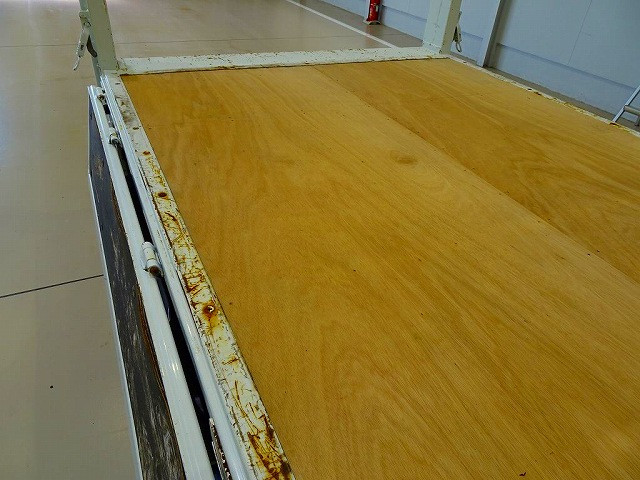 荷台内寸:206×161×38 三方開 床板張替え 垂直パワーゲート 600kg 新明和/RE06-1133 長:83cm/有効長:70cm 幅:158cm 左リア支柱PGスイッチ|いすゞ エルフ TRG-NHS85A(4WD)の写真30