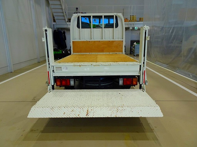 荷台内寸:206×161×38 三方開 床板張替え 垂直パワーゲート 600kg 新明和/RE06-1133 長:83cm/有効長:70cm 幅:158cm 左リア支柱PGスイッチ|いすゞ エルフ TRG-NHS85A(4WD)の写真33