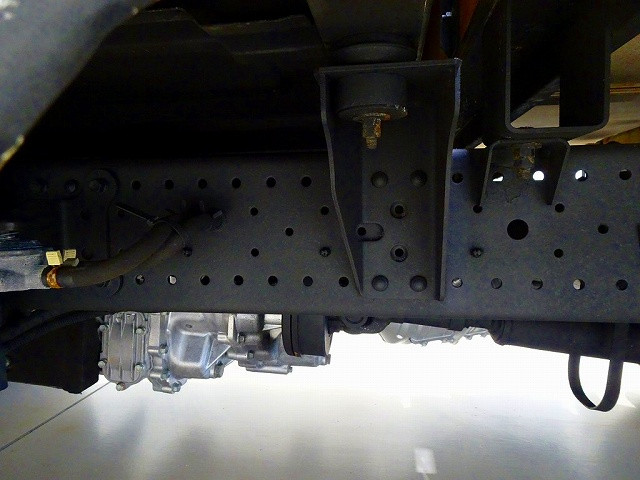シャーシは 錆止め/マフラー塗装 仕上げに力を入れています。|いすゞ エルフ TRG-NHS85A(4WD)の写真41