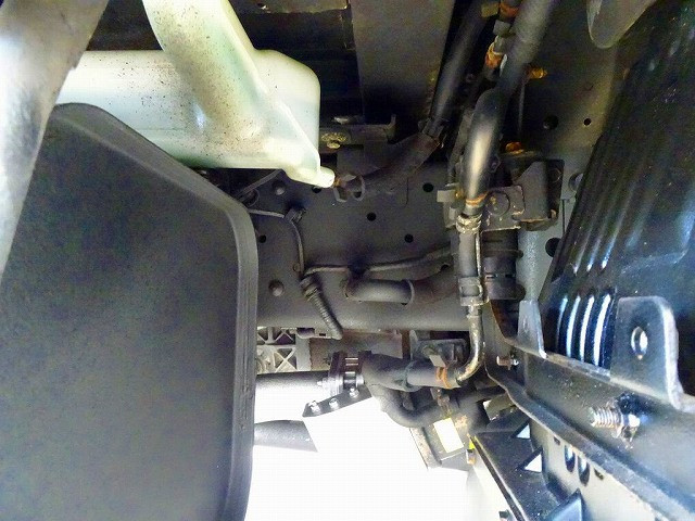 シャーシは 錆止め/マフラー塗装 仕上げに力を入れています。|いすゞ エルフ TRG-NHS85A(4WD)の写真46