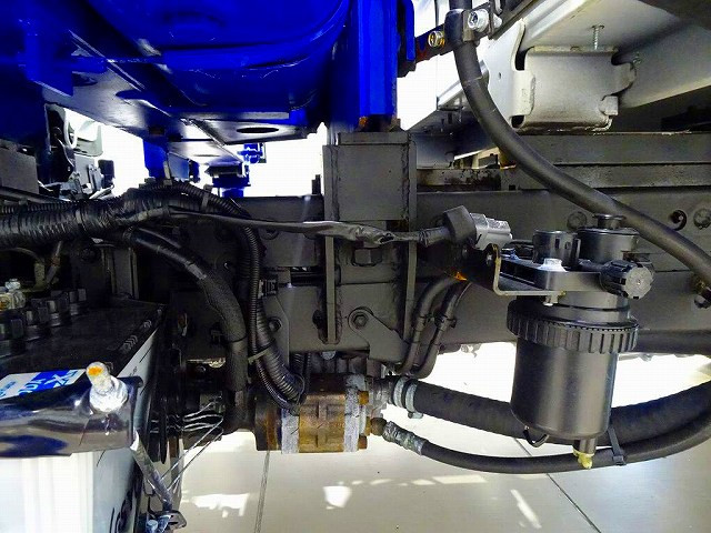 シャーシは 錆止め/マフラー塗装 仕上げに力を入れています。|日野 デュトロ 2RG-XZU645M(2WD)の写真42