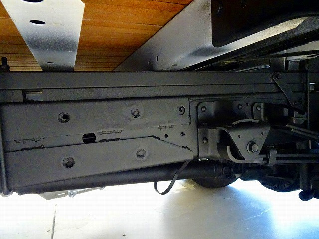 シャーシは 錆止め/マフラー塗装 仕上げに力を入れています。|日野 デュトロ 2RG-XZU645M(2WD)の写真43