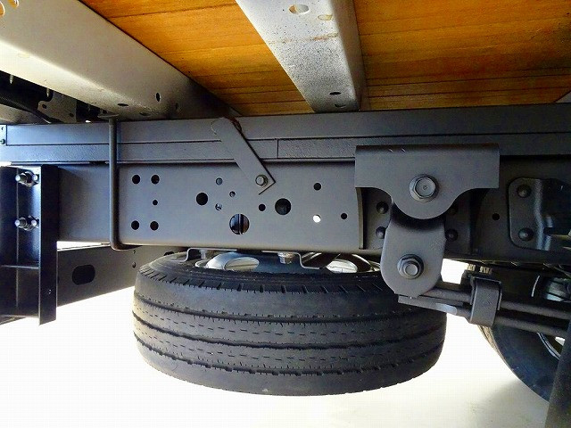 シャーシは 錆止め/マフラー塗装 仕上げに力を入れています。|日野 デュトロ 2RG-XZU645M(2WD)の写真50