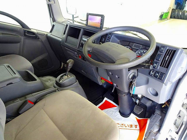 AC　PS　PW　SRS　ABS　キーレス　左電格ミラー　AM/FMラジオ　バックモニター　ターボ　排気ブレーキ　アイドリングストップ　フォグランプ　トラクションコントロール　室内蛍光灯　ハイキャブ|いすゞ エルフ TRG-NMR85AN(2WD)の写真5