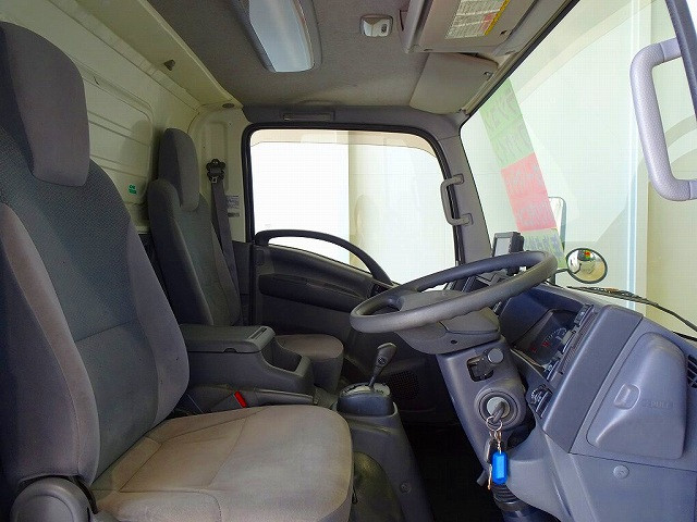 AC　PS　PW　SRS　ABS　キーレス　左電格ミラー　AM/FMラジオ　バックモニター　ターボ　排気ブレーキ　アイドリングストップ　フォグランプ　トラクションコントロール　室内蛍光灯　ハイキャブ|いすゞ エルフ TRG-NMR85AN(2WD)の写真6