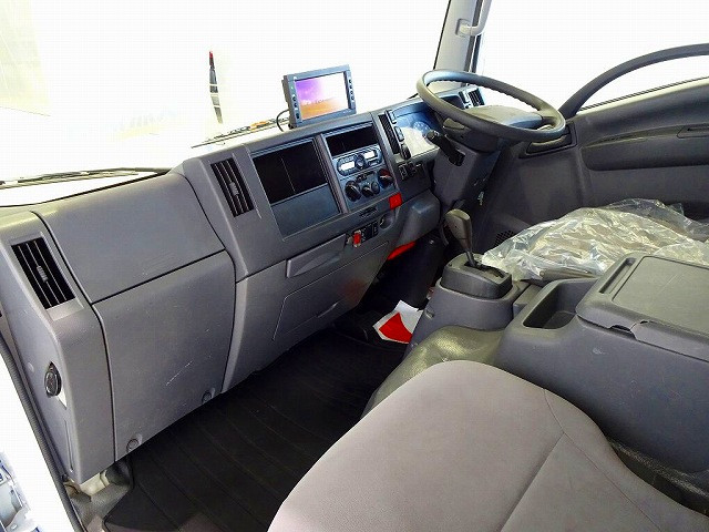 AC　PS　PW　SRS　ABS　キーレス　左電格ミラー　AM/FMラジオ　バックモニター　ターボ　排気ブレーキ　アイドリングストップ　フォグランプ　トラクションコントロール　室内蛍光灯　ハイキャブ|いすゞ エルフ TRG-NMR85AN(2WD)の写真7