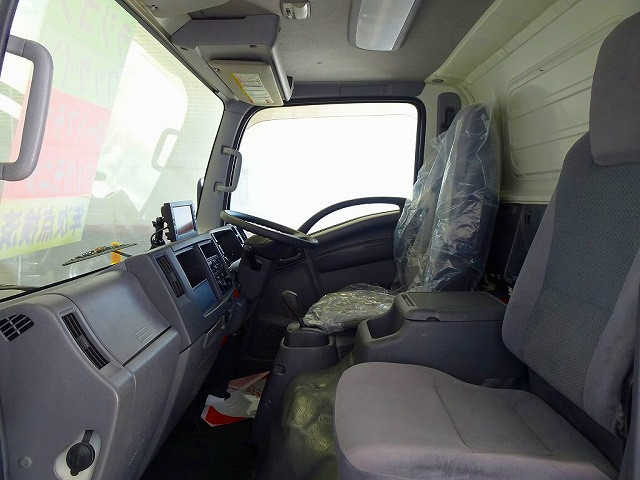 AC　PS　PW　SRS　ABS　キーレス　左電格ミラー　AM/FMラジオ　バックモニター　ターボ　排気ブレーキ　アイドリングストップ　フォグランプ　トラクションコントロール　室内蛍光灯　ハイキャブ|いすゞ エルフ TRG-NMR85AN(2WD)の写真8