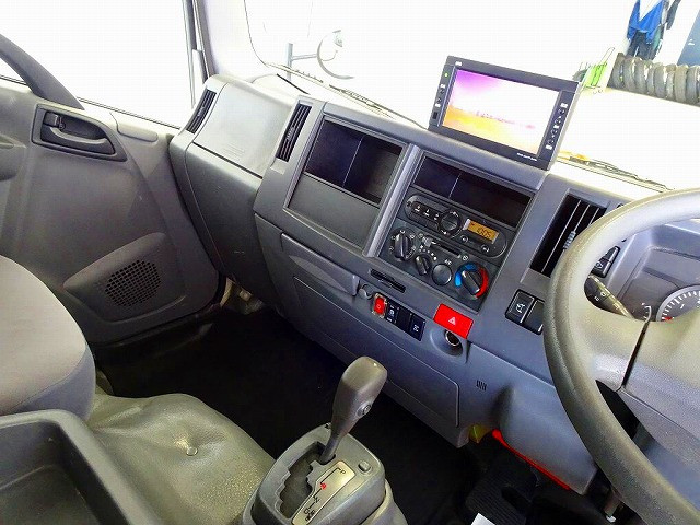 AC　PS　PW　SRS　ABS　キーレス　左電格ミラー　AM/FMラジオ　バックモニター　ターボ　排気ブレーキ　アイドリングストップ　フォグランプ　トラクションコントロール　室内蛍光灯　ハイキャブ|いすゞ エルフ TRG-NMR85AN(2WD)の写真9