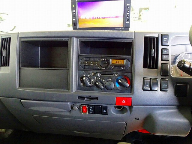 AC　PS　PW　SRS　ABS　キーレス　左電格ミラー　AM/FMラジオ　バックモニター　ターボ　排気ブレーキ　アイドリングストップ　フォグランプ　トラクションコントロール　室内蛍光灯　ハイキャブ|いすゞ エルフ TRG-NMR85AN(2WD)の写真10